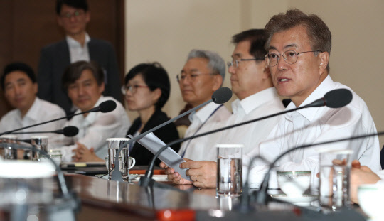 문재인 대통령이 29일 청와대 여민관 소회의실에서 열린 수석보좌관회의에서 모두발언을 하고 있다. 문 대통령은 '공직 배제 5대 원칙'과 관련해 &quot;공약의 기본 정신을 훼손하는 일은 결코 없을 것&quot;이라면서도 &quot;구체적인 적용 기준을 객관적이고 투명하게 마련할 필요가 있다&quot;고 말했다.  연합뉴스